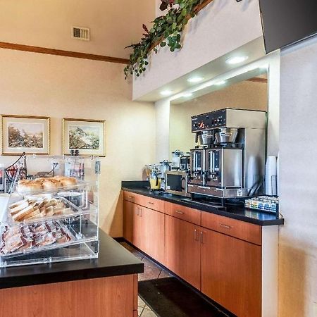 Econo Lodge Inn & Suites Middletown Екстер'єр фото
