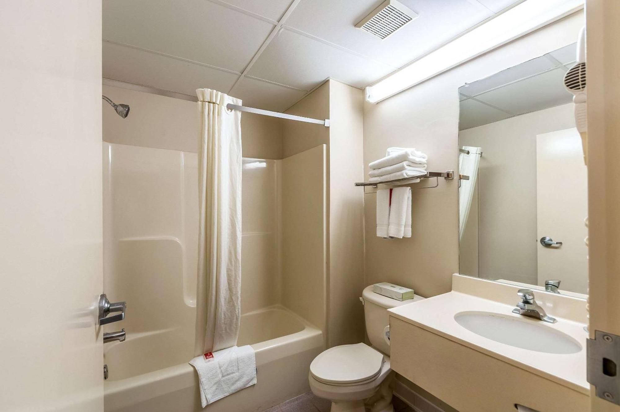 Econo Lodge Inn & Suites Middletown Екстер'єр фото