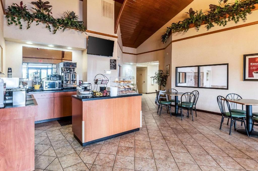 Econo Lodge Inn & Suites Middletown Екстер'єр фото