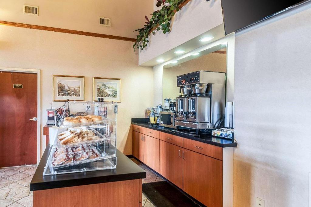 Econo Lodge Inn & Suites Middletown Екстер'єр фото
