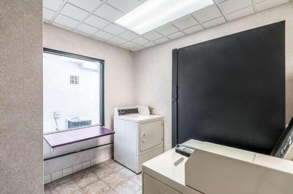 Econo Lodge Inn & Suites Middletown Екстер'єр фото